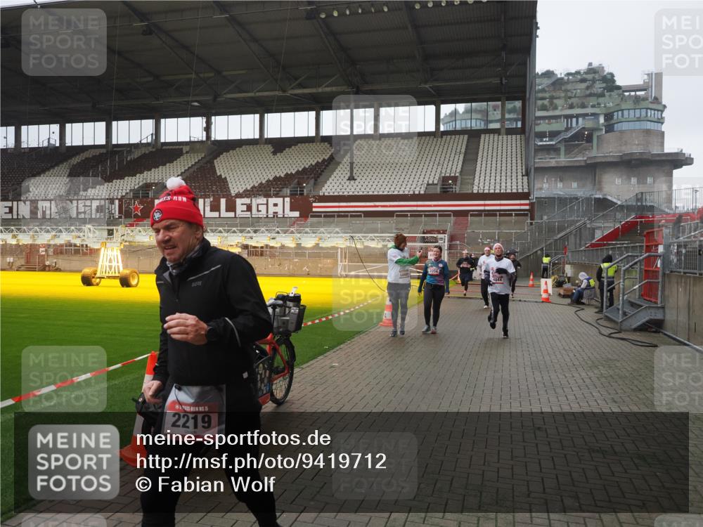 07.12.2025 - St. Pauli X-Mass-Run No. 15 Fabian Wolf http://msf.ph/oto/9419712 07.12.2025 11:33:55 Ziel 229, 239, 2056, 2219, 3139, 3549, 3601, 3737, 3740, 4844 meine-sportfotos.de