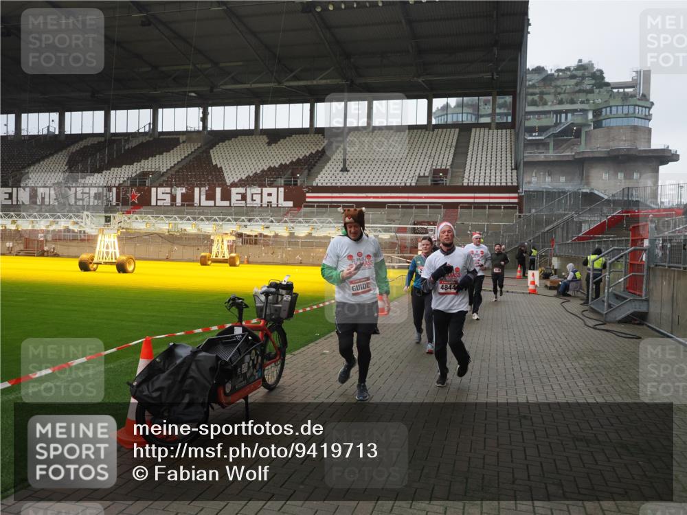 07.12.2025 - St. Pauli X-Mass-Run No. 15 Fabian Wolf http://msf.ph/oto/9419713 07.12.2025 11:33:57 Ziel 229, 239, 2056, 2219, 3139, 3549, 3601, 3737, 3740, 4844 meine-sportfotos.de