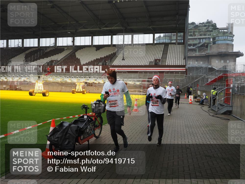 07.12.2025 - St. Pauli X-Mass-Run No. 15 Fabian Wolf http://msf.ph/oto/9419715 07.12.2025 11:33:57 Ziel 229, 239, 2056, 2219, 3139, 3549, 3601, 3737, 3740, 4844 meine-sportfotos.de