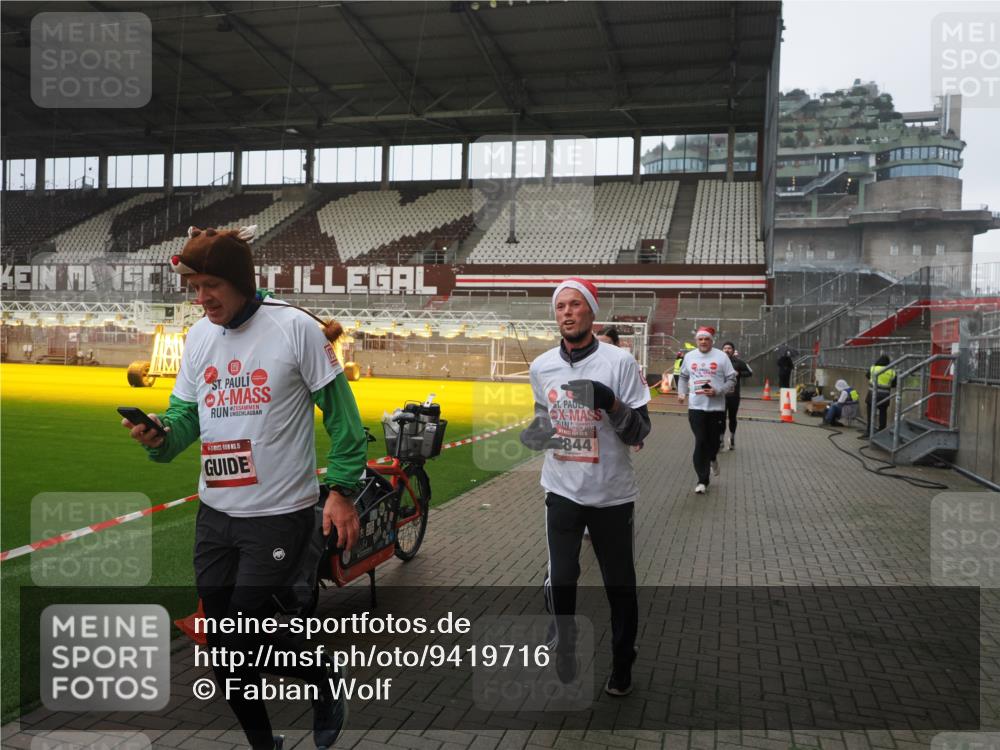 07.12.2025 - St. Pauli X-Mass-Run No. 15 Fabian Wolf http://msf.ph/oto/9419716 07.12.2025 11:33:58 Ziel 229, 239, 2056, 2219, 3139, 3549, 3601, 3737, 3740, 4844 meine-sportfotos.de