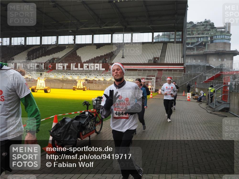 07.12.2025 - St. Pauli X-Mass-Run No. 15 Fabian Wolf http://msf.ph/oto/9419717 07.12.2025 11:33:58 Ziel 229, 239, 2056, 2219, 3139, 3549, 3601, 3737, 3740, 4844 meine-sportfotos.de