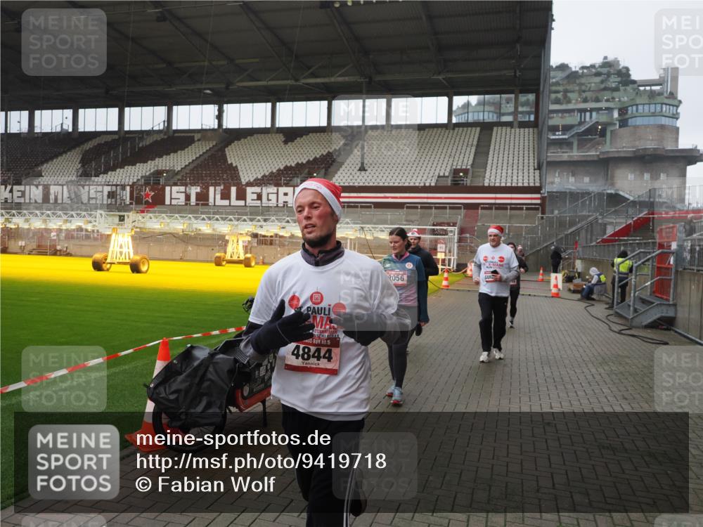 07.12.2025 - St. Pauli X-Mass-Run No. 15 Fabian Wolf http://msf.ph/oto/9419718 07.12.2025 11:33:59 Ziel 229, 239, 2056, 2219, 3139, 3549, 3601, 3737, 3740, 4844 meine-sportfotos.de