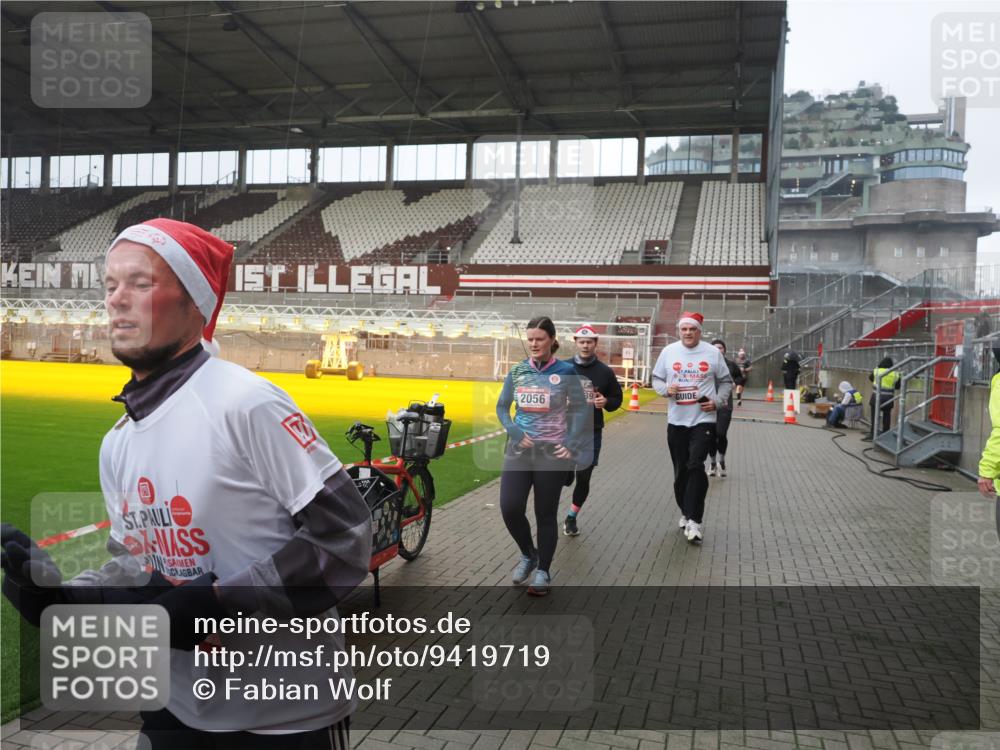 07.12.2025 - St. Pauli X-Mass-Run No. 15 Fabian Wolf http://msf.ph/oto/9419719 07.12.2025 11:33:59 Ziel 229, 239, 2056, 2219, 3139, 3549, 3601, 3737, 3740, 4844 meine-sportfotos.de