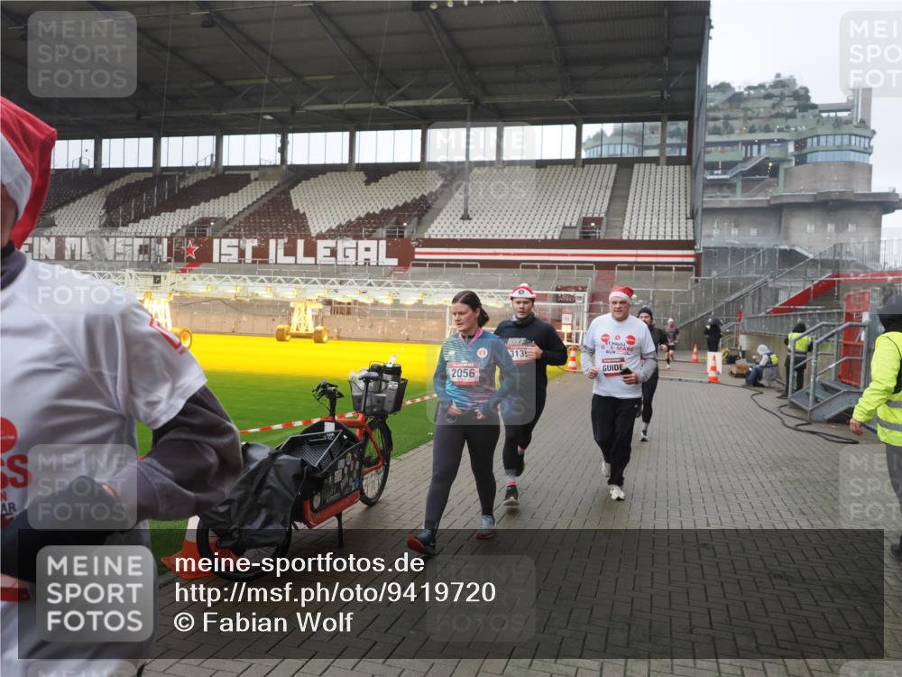 07.12.2025 - St. Pauli X-Mass-Run No. 15 Fabian Wolf http://msf.ph/oto/9419720 07.12.2025 11:33:59 Ziel 229, 239, 2056, 2219, 3139, 3549, 3601, 3737, 3740, 4844 meine-sportfotos.de