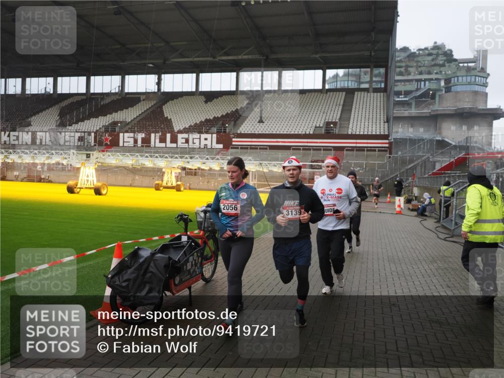 07.12.2025 - St. Pauli X-Mass-Run No. 15 Fabian Wolf http://msf.ph/oto/9419721 07.12.2025 11:34:00 Ziel 2056, 2219, 3139, 3448, 3549, 3601, 3737, 3740, 4844 meine-sportfotos.de