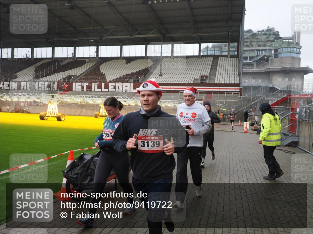 07.12.2025 - St. Pauli X-Mass-Run No. 15 Fabian Wolf http://msf.ph/oto/9419722 07.12.2025 11:34:00 Ziel 2056, 2219, 3139, 3448, 3549, 3601, 3737, 3740, 4844 meine-sportfotos.de