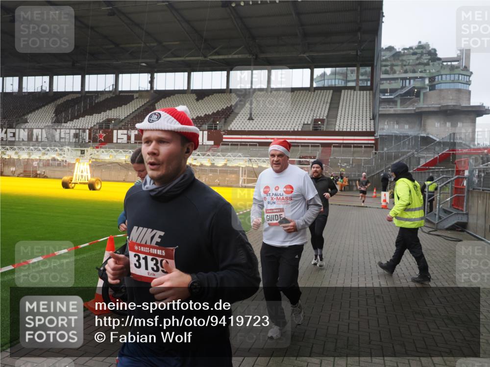 07.12.2025 - St. Pauli X-Mass-Run No. 15 Fabian Wolf http://msf.ph/oto/9419723 07.12.2025 11:34:00 Ziel 2056, 2219, 3139, 3448, 3549, 3601, 3737, 3740, 4844 meine-sportfotos.de