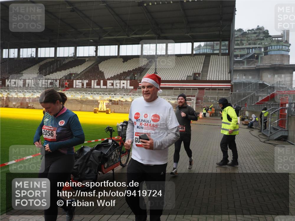 07.12.2025 - St. Pauli X-Mass-Run No. 15 Fabian Wolf http://msf.ph/oto/9419724 07.12.2025 11:34:01 Ziel 2056, 2219, 3139, 3448, 3549, 3601, 3737, 3740, 4844 meine-sportfotos.de