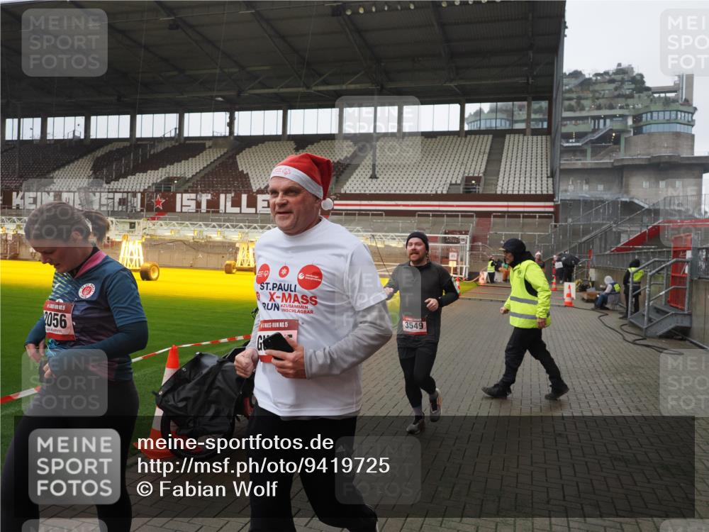07.12.2025 - St. Pauli X-Mass-Run No. 15 Fabian Wolf http://msf.ph/oto/9419725 07.12.2025 11:34:01 Ziel 2056, 2219, 3139, 3448, 3549, 3601, 3737, 3740, 4844 meine-sportfotos.de