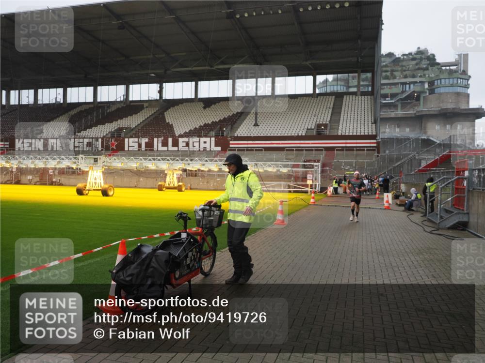 07.12.2025 - St. Pauli X-Mass-Run No. 15 Fabian Wolf http://msf.ph/oto/9419726 07.12.2025 11:34:03 Ziel 2056, 2219, 3139, 3448, 3549, 4844 meine-sportfotos.de