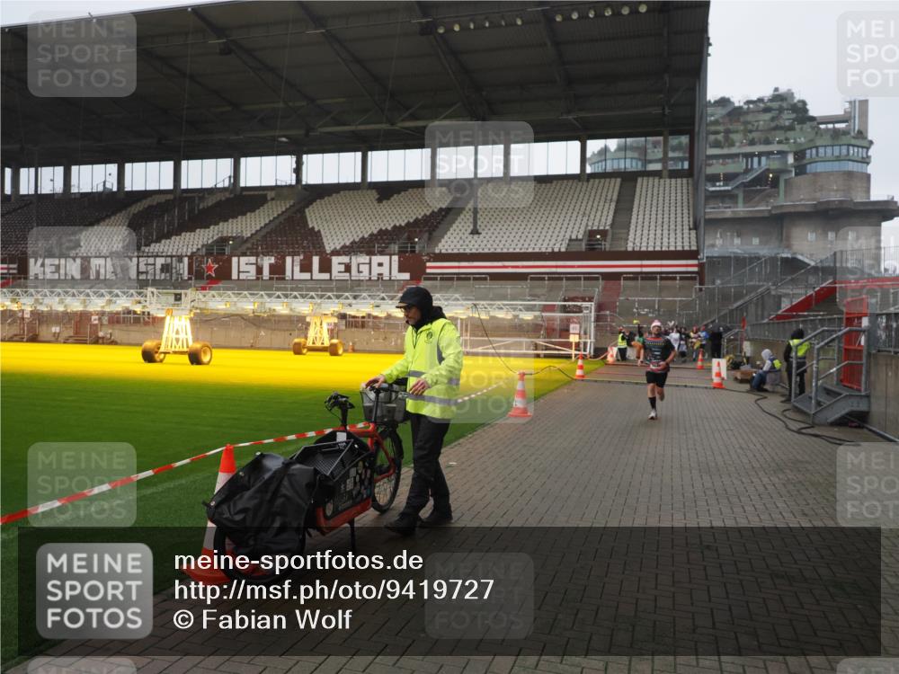 07.12.2025 - St. Pauli X-Mass-Run No. 15 Fabian Wolf http://msf.ph/oto/9419727 07.12.2025 11:34:03 Ziel 2056, 2219, 3139, 3448, 3549, 4844 meine-sportfotos.de