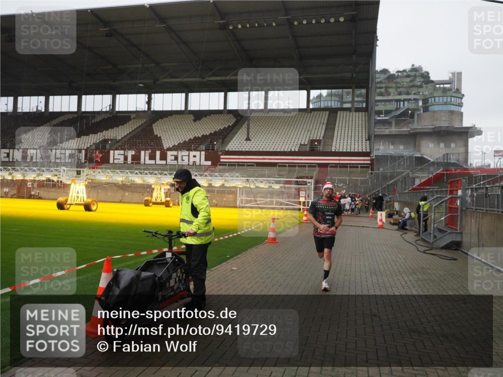 07.12.2025 - St. Pauli X-Mass-Run No. 15 Fabian Wolf http://msf.ph/oto/9419729 07.12.2025 11:34:05 Ziel 2056, 3139, 3448, 3549, 4844 meine-sportfotos.de