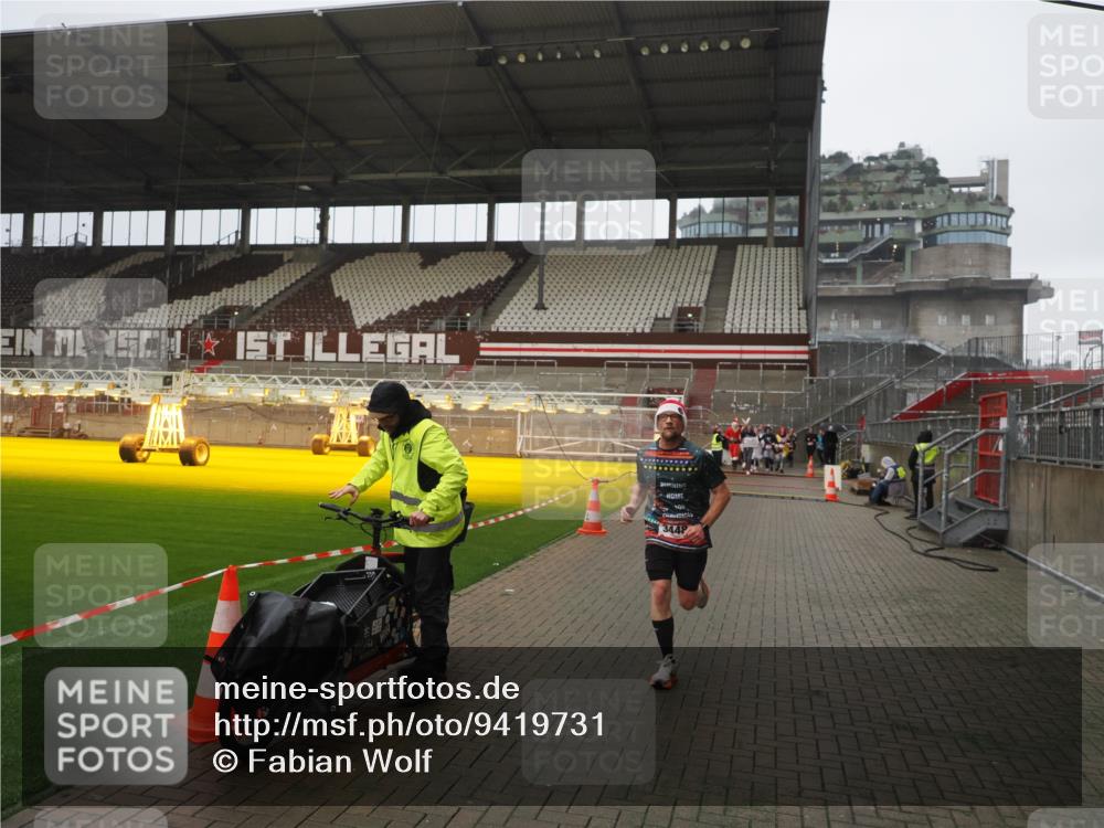 07.12.2025 - St. Pauli X-Mass-Run No. 15 Fabian Wolf http://msf.ph/oto/9419731 07.12.2025 11:34:05 Ziel 2056, 3139, 3448, 3549, 4844 meine-sportfotos.de