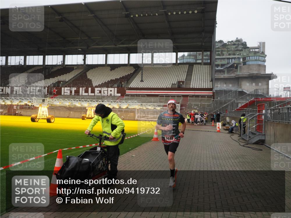 07.12.2025 - St. Pauli X-Mass-Run No. 15 Fabian Wolf http://msf.ph/oto/9419732 07.12.2025 11:34:06 Ziel 2056, 3139, 3448, 3549, 4844 meine-sportfotos.de