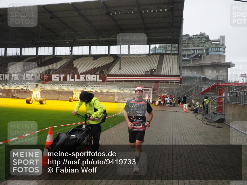 07.12.2025 - St. Pauli X-Mass-Run No. 15 Fabian Wolf http://msf.ph/oto/9419733 07.12.2025 11:34:06 Ziel 2056, 3139, 3448, 3549, 4844 meine-sportfotos.de