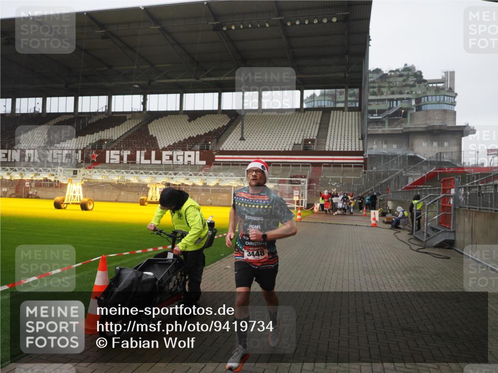 07.12.2025 - St. Pauli X-Mass-Run No. 15 Fabian Wolf http://msf.ph/oto/9419734 07.12.2025 11:34:06 Ziel 2056, 3139, 3448, 3549, 4844 meine-sportfotos.de
