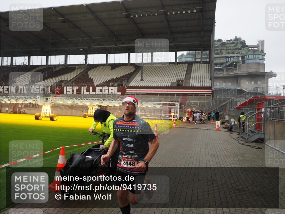 07.12.2025 - St. Pauli X-Mass-Run No. 15 Fabian Wolf http://msf.ph/oto/9419735 07.12.2025 11:34:06 Ziel 2056, 3139, 3448, 3549, 4844 meine-sportfotos.de