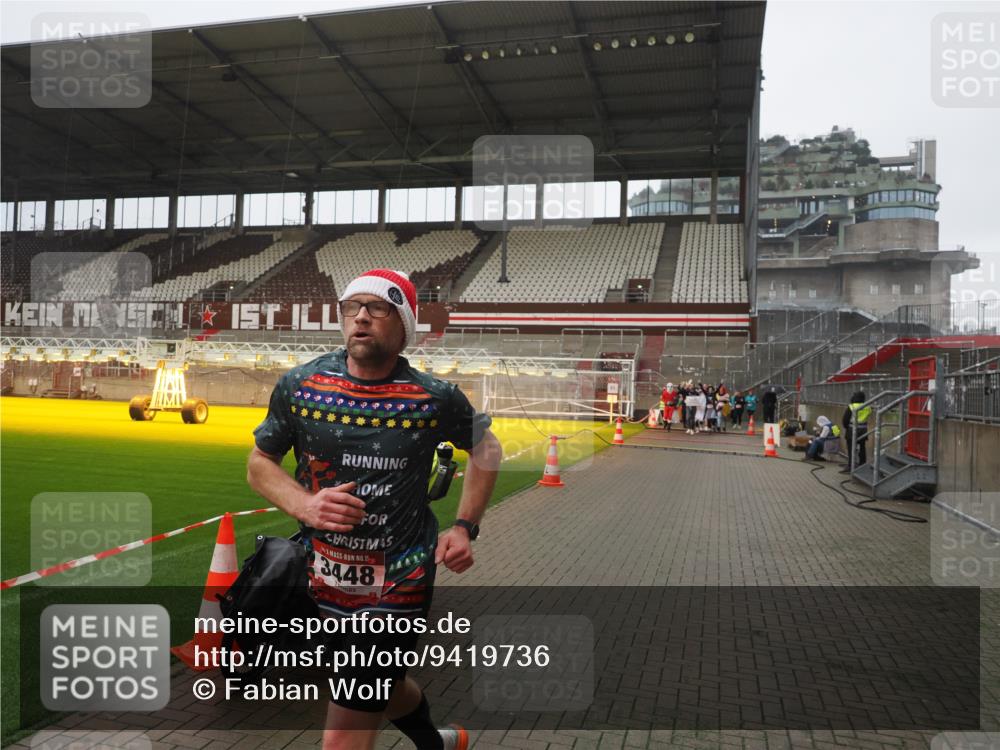 07.12.2025 - St. Pauli X-Mass-Run No. 15 Fabian Wolf http://msf.ph/oto/9419736 07.12.2025 11:34:06 Ziel 2056, 3139, 3448, 3549, 4844 meine-sportfotos.de