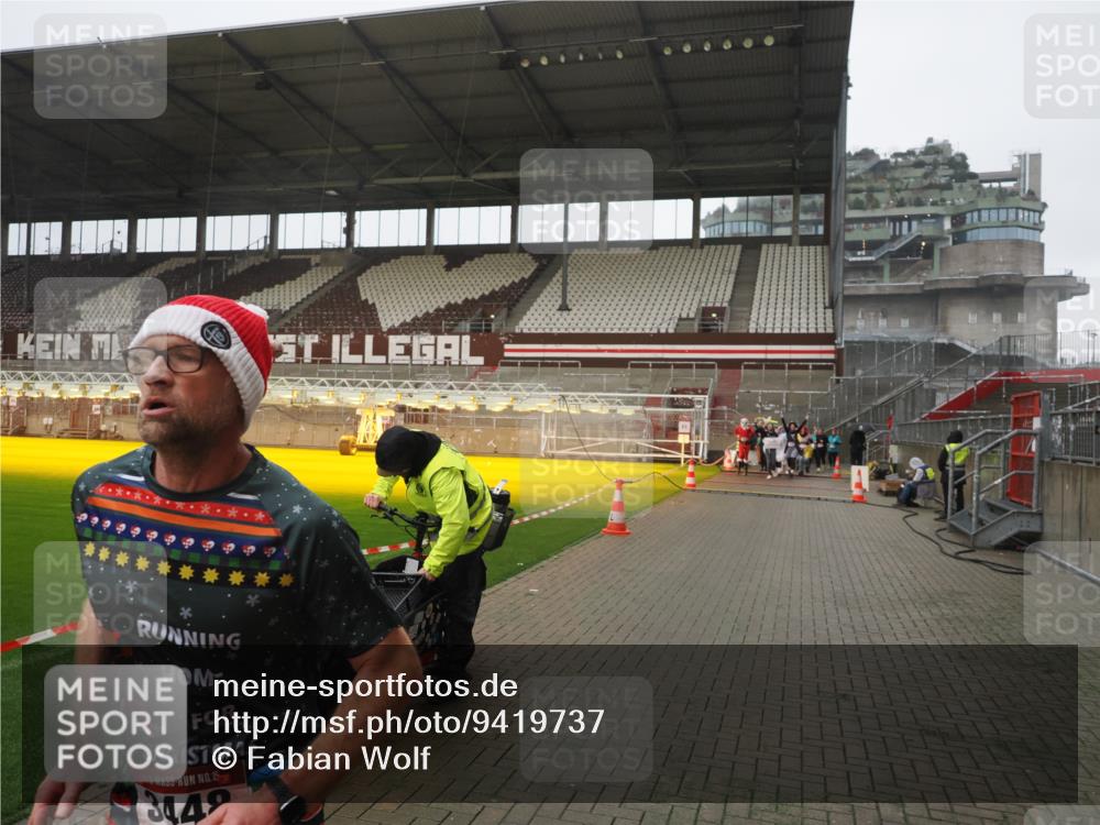 07.12.2025 - St. Pauli X-Mass-Run No. 15 Fabian Wolf http://msf.ph/oto/9419737 07.12.2025 11:34:07 Ziel 825, 1710, 2056, 3139, 3448, 3549, 4844 meine-sportfotos.de