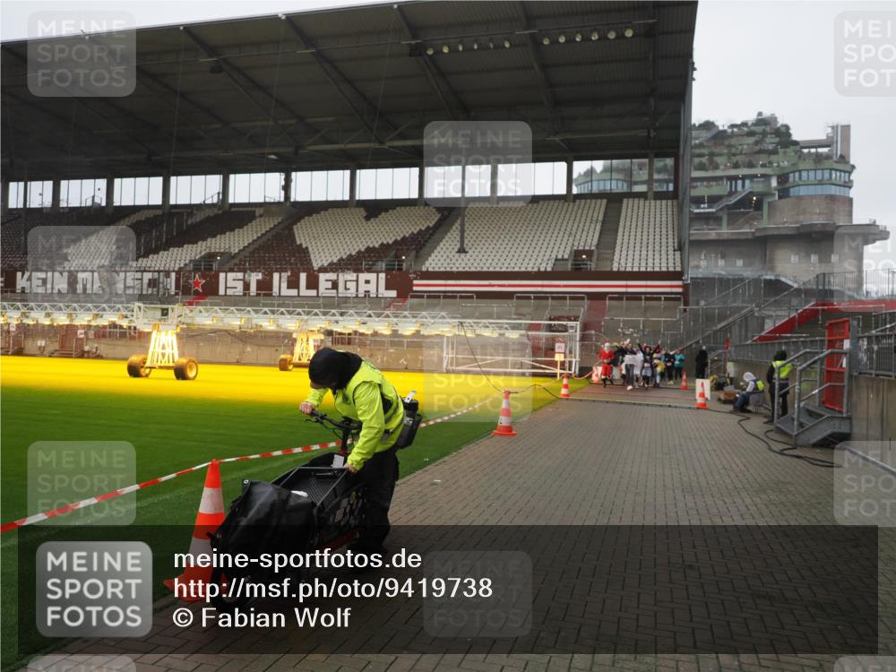 07.12.2025 - St. Pauli X-Mass-Run No. 15 Fabian Wolf http://msf.ph/oto/9419738 07.12.2025 11:34:07 Ziel 825, 1710, 2056, 3139, 3448, 3549, 4844 meine-sportfotos.de