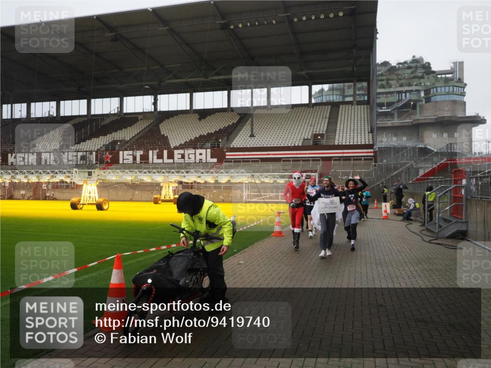 07.12.2025 - St. Pauli X-Mass-Run No. 15 Fabian Wolf http://msf.ph/oto/9419740 07.12.2025 11:34:15 Ziel 820, 825, 864, 869, 871, 1001, 1710, 1908, 2277, 2280, 2635, 3448 meine-sportfotos.de