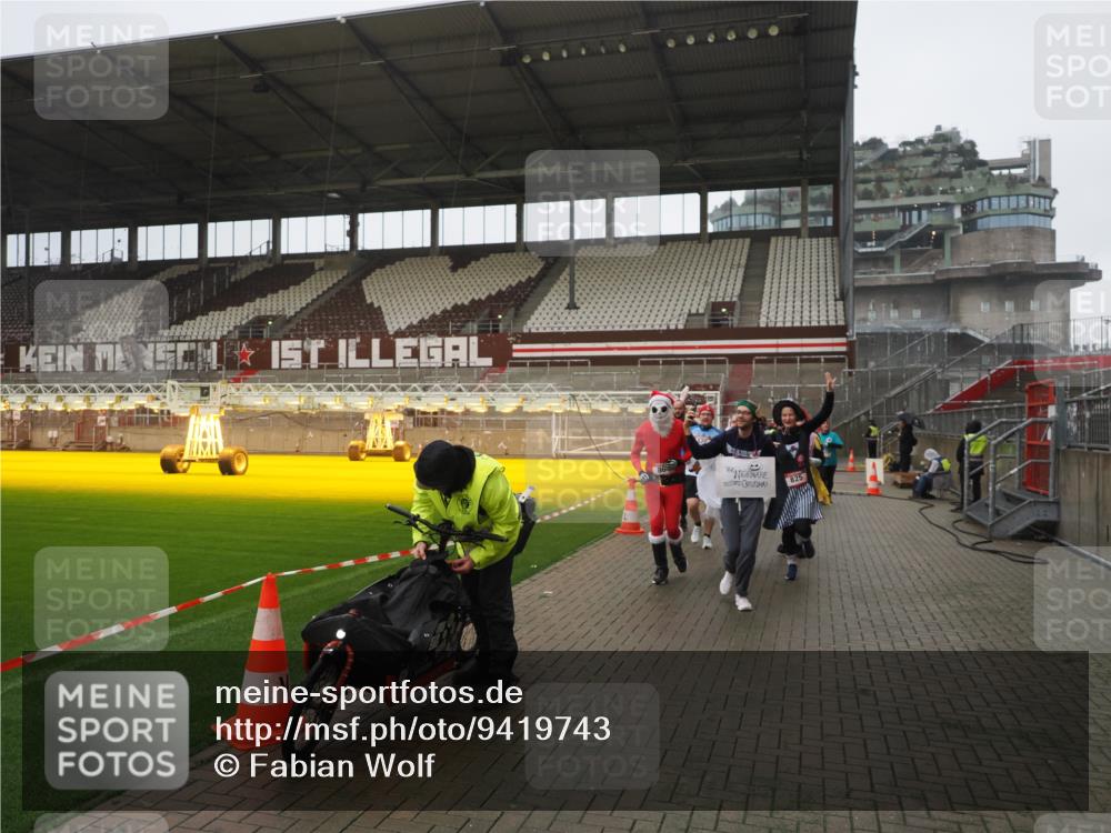 07.12.2025 - St. Pauli X-Mass-Run No. 15 Fabian Wolf http://msf.ph/oto/9419743 07.12.2025 11:34:16 Ziel 820, 825, 864, 869, 871, 1001, 1710, 1908, 2277, 2280, 2635, 3448 meine-sportfotos.de