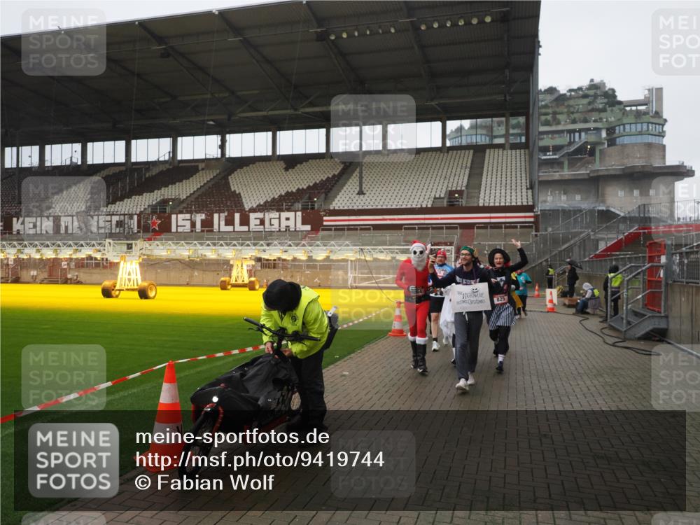 07.12.2025 - St. Pauli X-Mass-Run No. 15 Fabian Wolf http://msf.ph/oto/9419744 07.12.2025 11:34:16 Ziel 820, 825, 864, 869, 871, 1001, 1710, 1908, 2277, 2280, 2635, 3448 meine-sportfotos.de