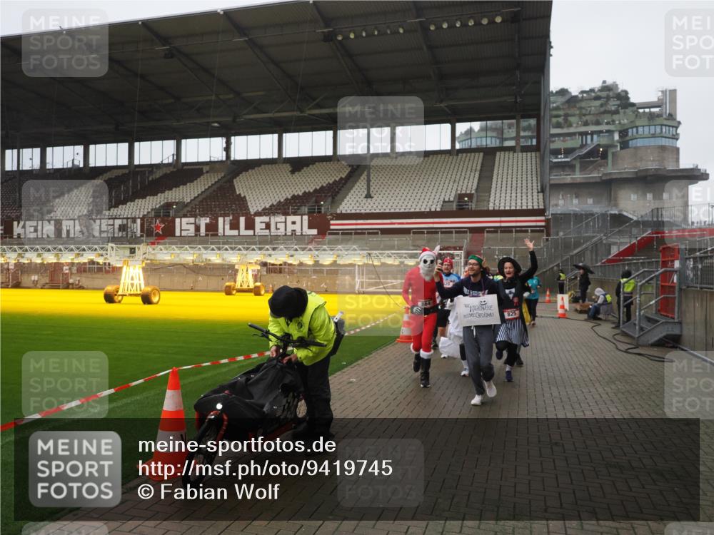07.12.2025 - St. Pauli X-Mass-Run No. 15 Fabian Wolf http://msf.ph/oto/9419745 07.12.2025 11:34:16 Ziel 820, 825, 864, 869, 871, 1001, 1710, 1908, 2277, 2280, 2635, 3448 meine-sportfotos.de
