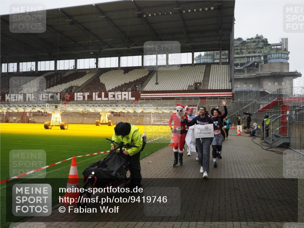 07.12.2025 - St. Pauli X-Mass-Run No. 15 Fabian Wolf http://msf.ph/oto/9419746 07.12.2025 11:34:17 Ziel 820, 825, 864, 869, 871, 1001, 1710, 1908, 2277, 2280, 2635, 3387, 3448 meine-sportfotos.de