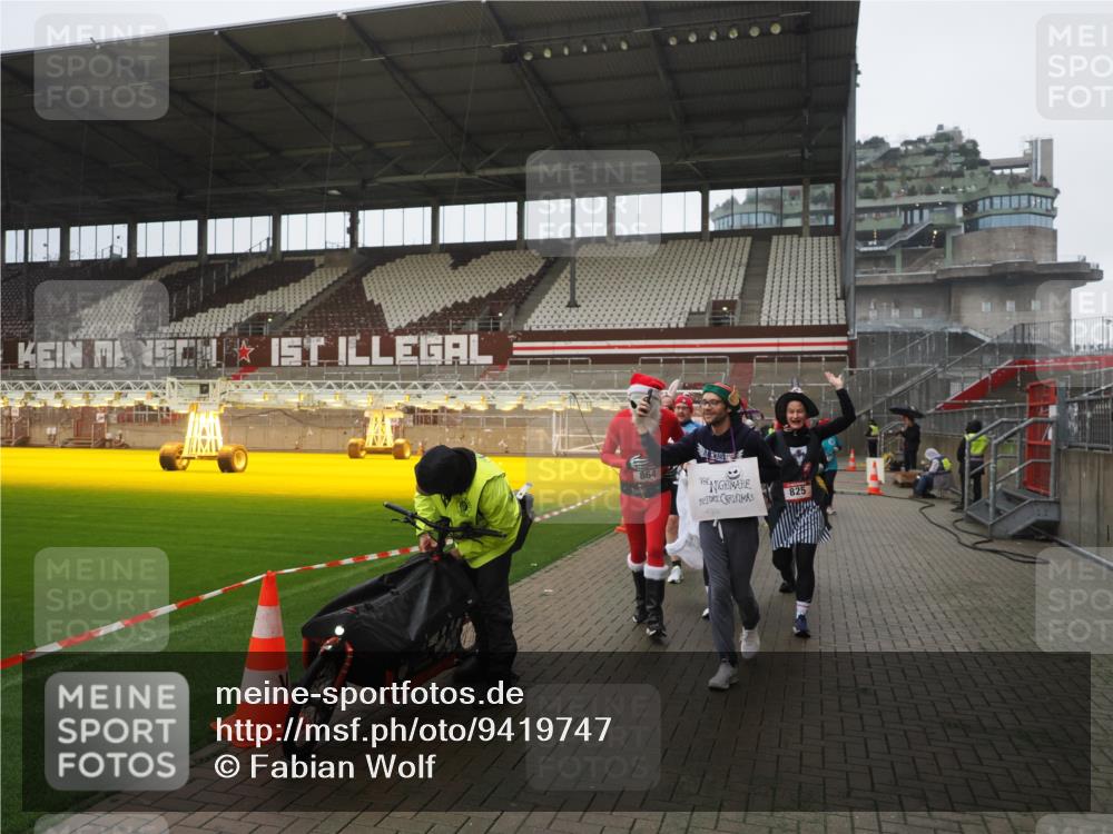 07.12.2025 - St. Pauli X-Mass-Run No. 15 Fabian Wolf http://msf.ph/oto/9419747 07.12.2025 11:34:17 Ziel 820, 825, 864, 869, 871, 1001, 1710, 1908, 2277, 2280, 2635, 3387, 3448 meine-sportfotos.de