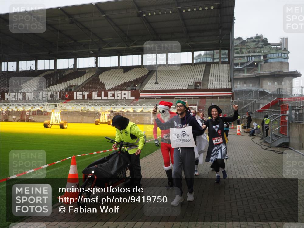 07.12.2025 - St. Pauli X-Mass-Run No. 15 Fabian Wolf http://msf.ph/oto/9419750 07.12.2025 11:34:18 Ziel 820, 825, 864, 869, 871, 1001, 1710, 1908, 2277, 2280, 2635, 3387, 3448 meine-sportfotos.de