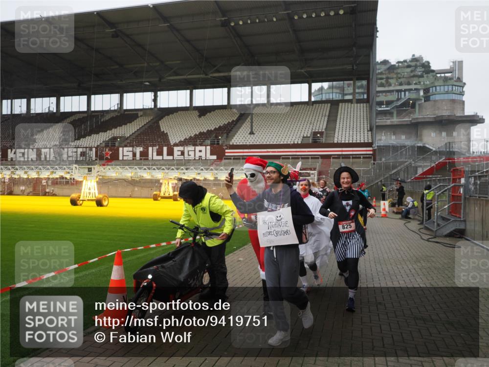 07.12.2025 - St. Pauli X-Mass-Run No. 15 Fabian Wolf http://msf.ph/oto/9419751 07.12.2025 11:34:18 Ziel 820, 825, 864, 869, 871, 1001, 1710, 1908, 2277, 2280, 2635, 3387, 3448 meine-sportfotos.de