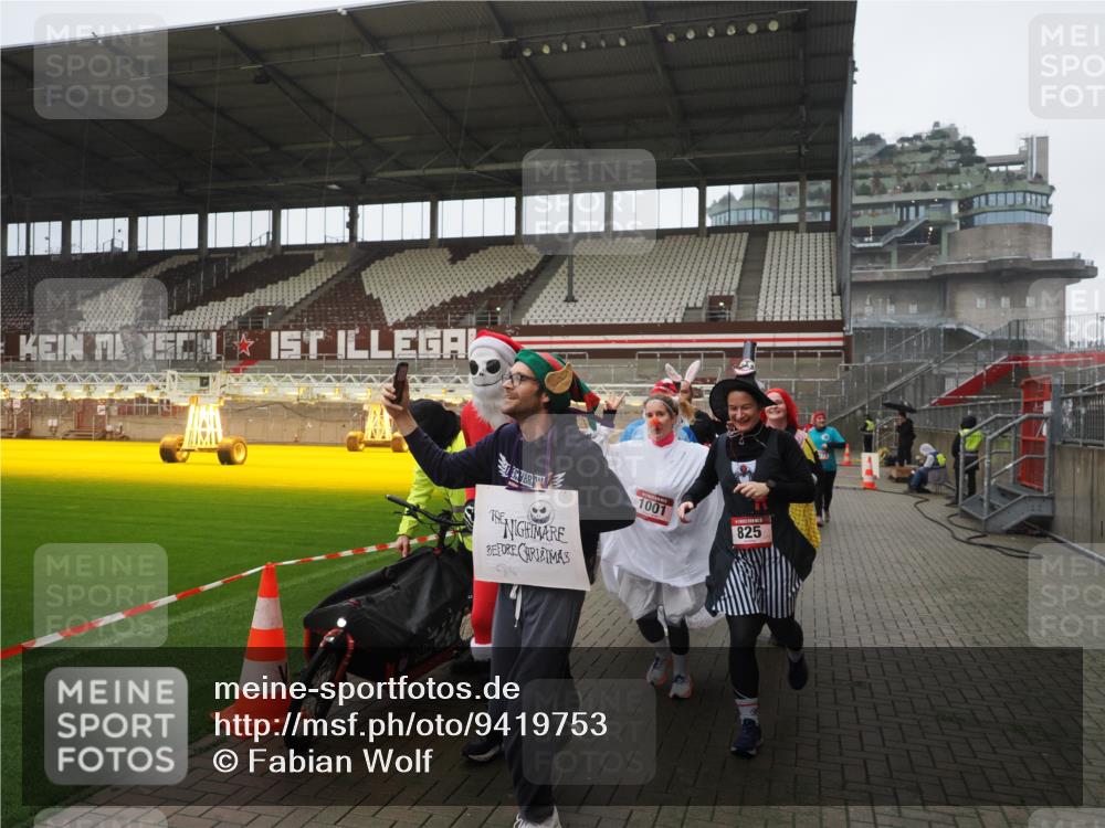 07.12.2025 - St. Pauli X-Mass-Run No. 15 Fabian Wolf http://msf.ph/oto/9419753 07.12.2025 11:34:18 Ziel 820, 825, 864, 869, 871, 1001, 1710, 1908, 2277, 2280, 2635, 3387, 3448 meine-sportfotos.de