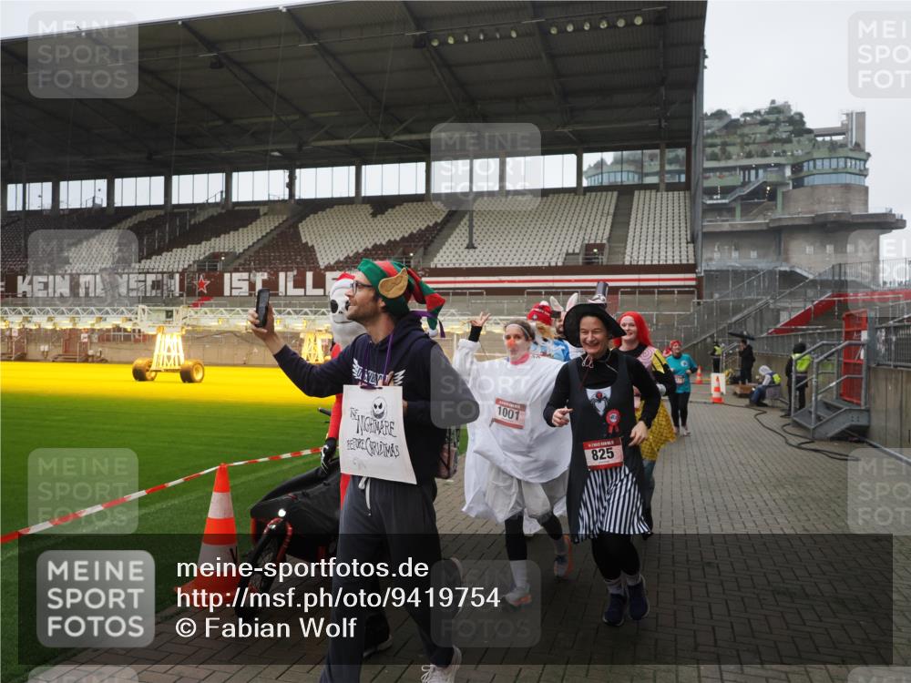 07.12.2025 - St. Pauli X-Mass-Run No. 15 Fabian Wolf http://msf.ph/oto/9419754 07.12.2025 11:34:18 Ziel 820, 825, 864, 869, 871, 1001, 1710, 1908, 2277, 2280, 2635, 3387, 3448 meine-sportfotos.de