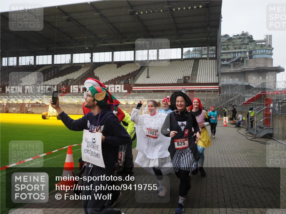 07.12.2025 - St. Pauli X-Mass-Run No. 15 Fabian Wolf http://msf.ph/oto/9419755 07.12.2025 11:34:19 Ziel 820, 825, 864, 869, 871, 1001, 1710, 1908, 2277, 2280, 2635, 2809, 3387, 3448 meine-sportfotos.de