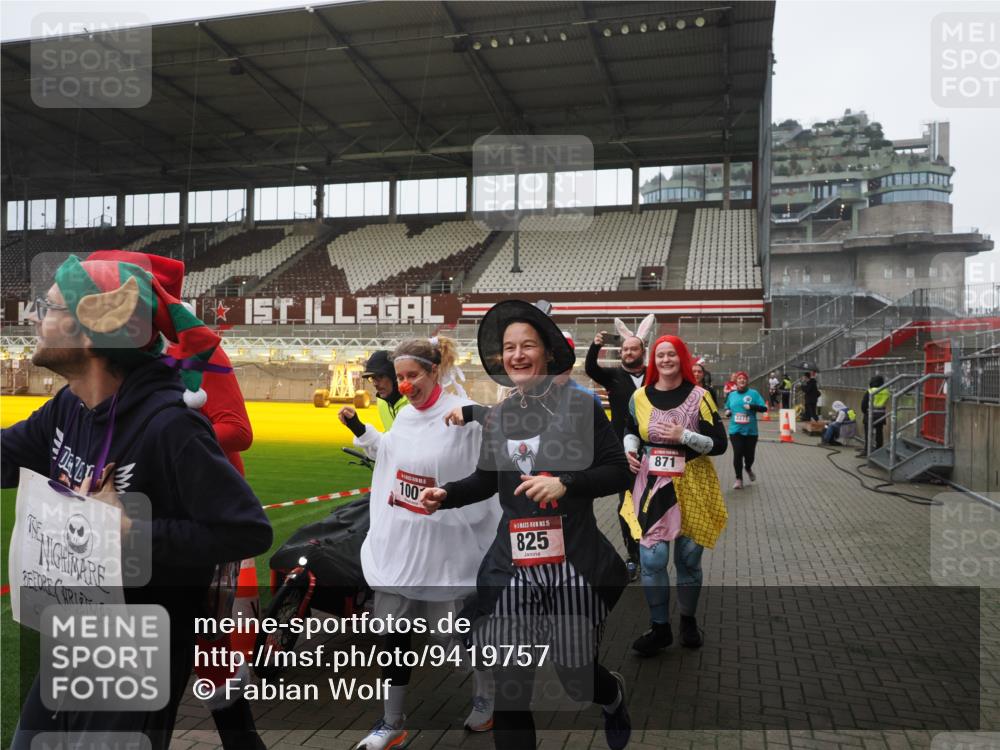 07.12.2025 - St. Pauli X-Mass-Run No. 15 Fabian Wolf http://msf.ph/oto/9419757 07.12.2025 11:34:19 Ziel 820, 825, 864, 869, 871, 1001, 1710, 1908, 2277, 2280, 2635, 2809, 3387, 3448 meine-sportfotos.de