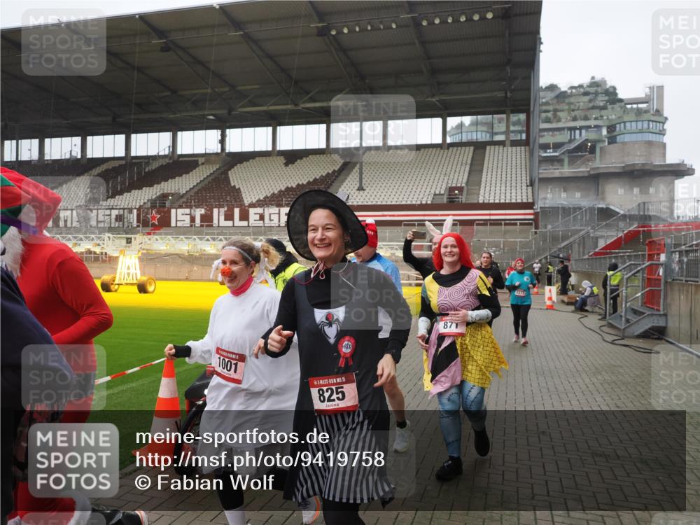 07.12.2025 - St. Pauli X-Mass-Run No. 15 Fabian Wolf http://msf.ph/oto/9419758 07.12.2025 11:34:19 Ziel 820, 825, 864, 869, 871, 1001, 1710, 1908, 2277, 2280, 2635, 2809, 3387, 3448 meine-sportfotos.de