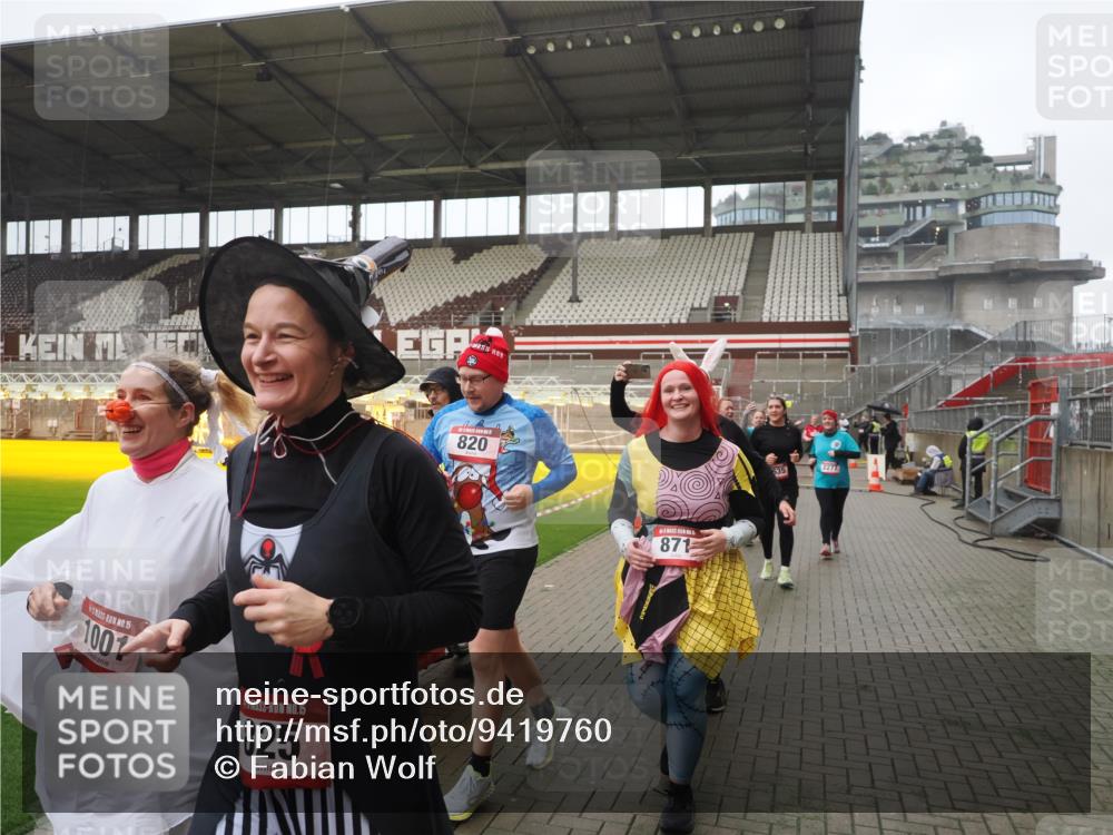 07.12.2025 - St. Pauli X-Mass-Run No. 15 Fabian Wolf http://msf.ph/oto/9419760 07.12.2025 11:34:20 Ziel 820, 825, 864, 869, 871, 1001, 1710, 1908, 2277, 2280, 2635, 2809, 3387, 3448 meine-sportfotos.de