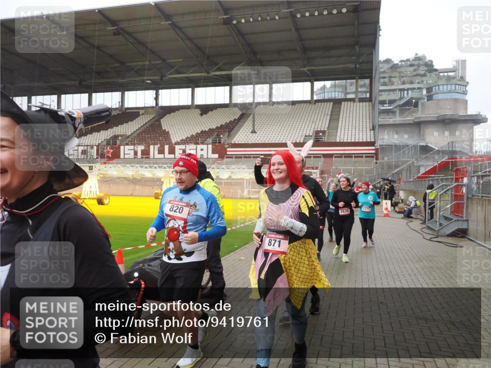 07.12.2025 - St. Pauli X-Mass-Run No. 15 Fabian Wolf http://msf.ph/oto/9419761 07.12.2025 11:34:20 Ziel 820, 825, 864, 869, 871, 1001, 1710, 1908, 2277, 2280, 2635, 2809, 3387, 3448 meine-sportfotos.de