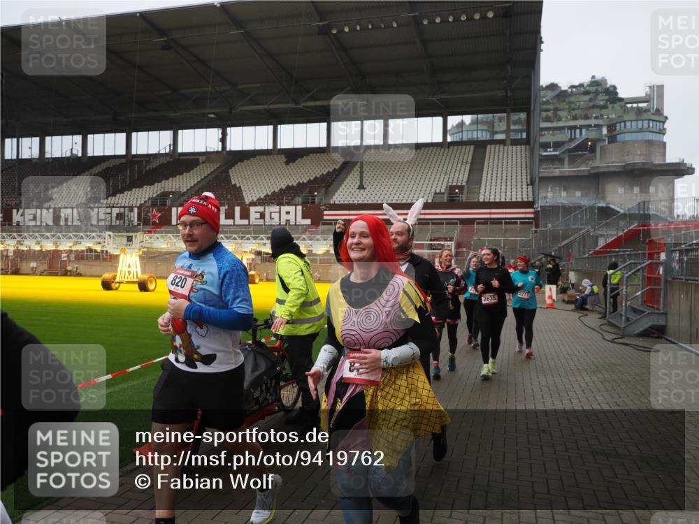 07.12.2025 - St. Pauli X-Mass-Run No. 15 Fabian Wolf http://msf.ph/oto/9419762 07.12.2025 11:34:20 Ziel 820, 825, 864, 869, 871, 1001, 1710, 1908, 2277, 2280, 2635, 2809, 3387, 3448 meine-sportfotos.de