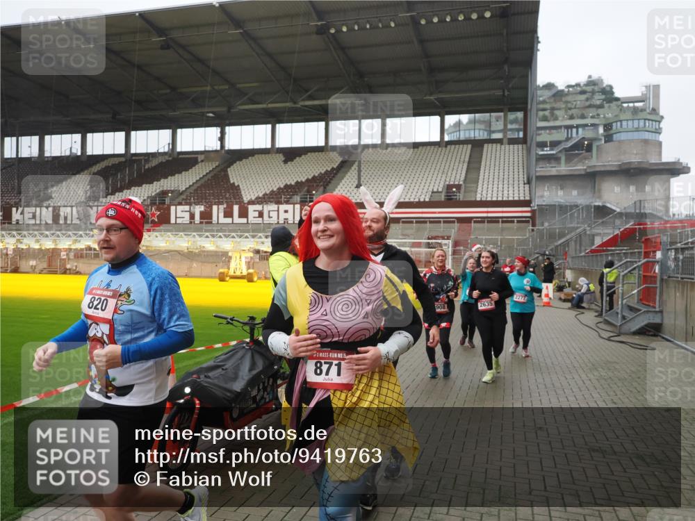 07.12.2025 - St. Pauli X-Mass-Run No. 15 Fabian Wolf http://msf.ph/oto/9419763 07.12.2025 11:34:20 Ziel 820, 825, 864, 869, 871, 1001, 1710, 1908, 2277, 2280, 2635, 2809, 3387, 3448 meine-sportfotos.de