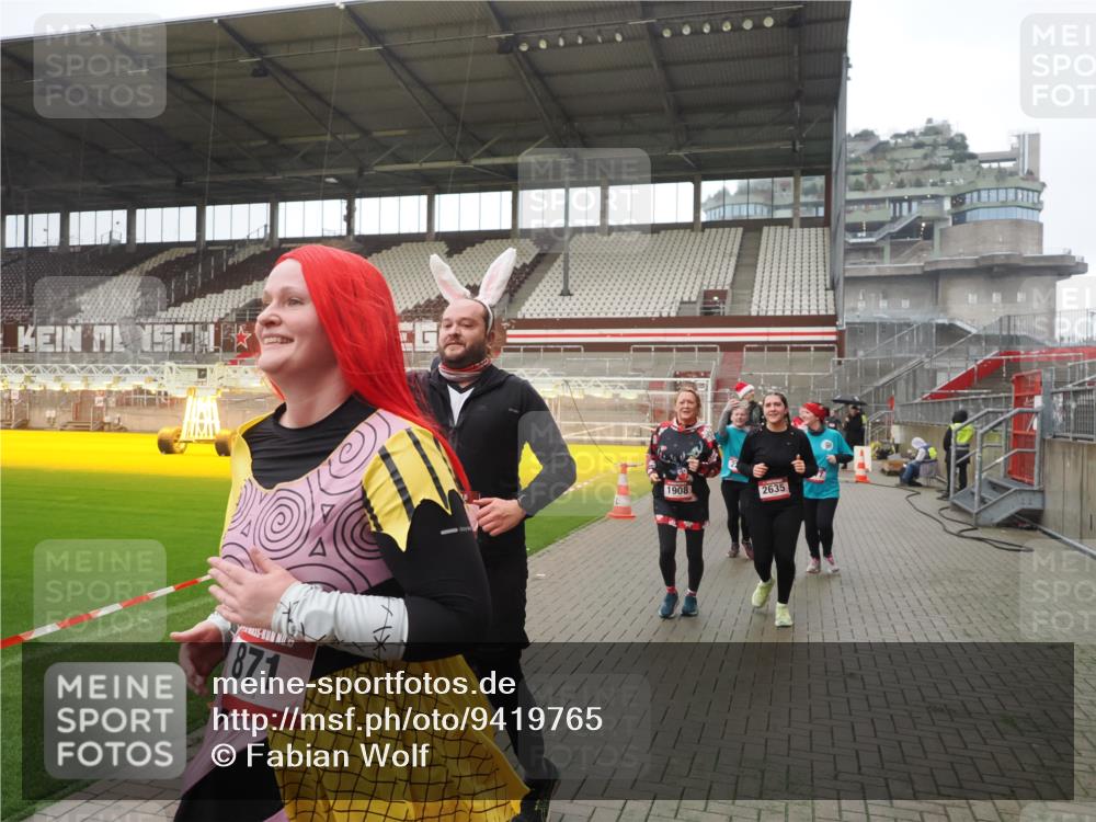 07.12.2025 - St. Pauli X-Mass-Run No. 15 Fabian Wolf http://msf.ph/oto/9419765 07.12.2025 11:34:21 Ziel 820, 825, 864, 869, 871, 1001, 1710, 1908, 2277, 2280, 2635, 2809, 3387 meine-sportfotos.de