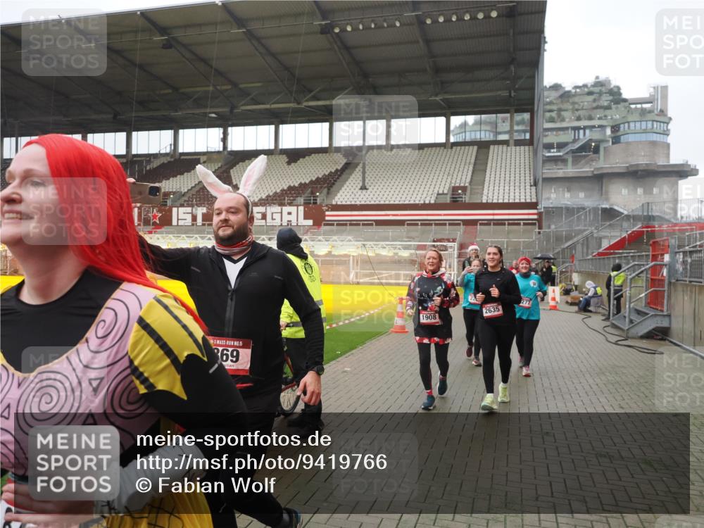 07.12.2025 - St. Pauli X-Mass-Run No. 15 Fabian Wolf http://msf.ph/oto/9419766 07.12.2025 11:34:21 Ziel 820, 825, 864, 869, 871, 1001, 1710, 1908, 2277, 2280, 2635, 2809, 3387 meine-sportfotos.de