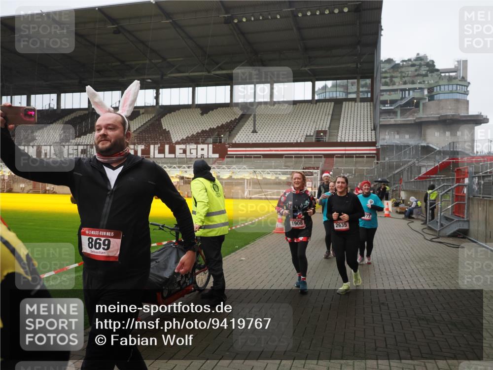 07.12.2025 - St. Pauli X-Mass-Run No. 15 Fabian Wolf http://msf.ph/oto/9419767 07.12.2025 11:34:21 Ziel 820, 825, 864, 869, 871, 1001, 1710, 1908, 2277, 2280, 2635, 2809, 3387 meine-sportfotos.de