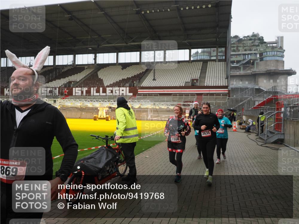 07.12.2025 - St. Pauli X-Mass-Run No. 15 Fabian Wolf http://msf.ph/oto/9419768 07.12.2025 11:34:21 Ziel 820, 825, 864, 869, 871, 1001, 1710, 1908, 2277, 2280, 2635, 2809, 3387 meine-sportfotos.de