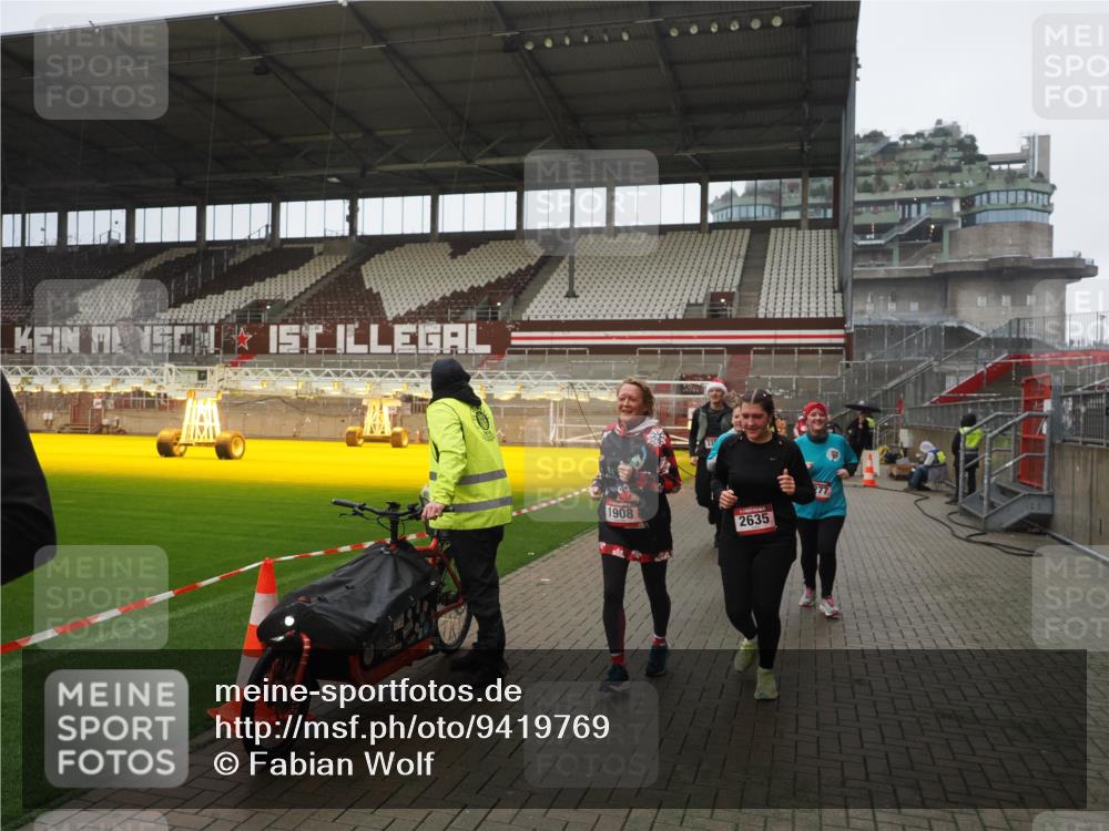 07.12.2025 - St. Pauli X-Mass-Run No. 15 Fabian Wolf http://msf.ph/oto/9419769 07.12.2025 11:34:21 Ziel 820, 825, 864, 869, 871, 1001, 1710, 1908, 2277, 2280, 2635, 2809, 3387 meine-sportfotos.de