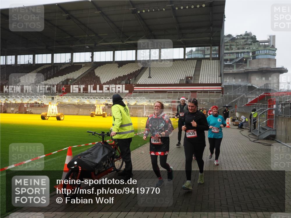 07.12.2025 - St. Pauli X-Mass-Run No. 15 Fabian Wolf http://msf.ph/oto/9419770 07.12.2025 11:34:22 Ziel 820, 825, 864, 869, 871, 1001, 1710, 1908, 2277, 2280, 2635, 2809, 3387 meine-sportfotos.de