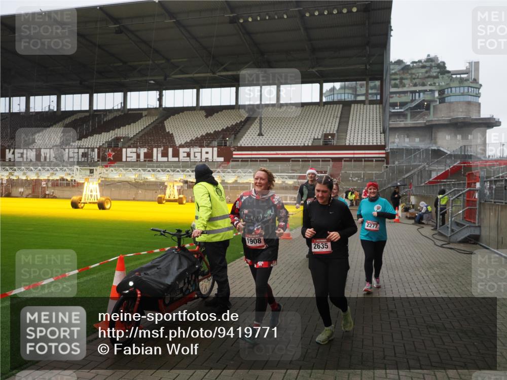 07.12.2025 - St. Pauli X-Mass-Run No. 15 Fabian Wolf http://msf.ph/oto/9419771 07.12.2025 11:34:22 Ziel 820, 825, 864, 869, 871, 1001, 1710, 1908, 2277, 2280, 2635, 2809, 3387 meine-sportfotos.de