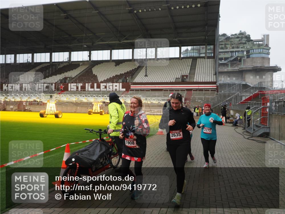 07.12.2025 - St. Pauli X-Mass-Run No. 15 Fabian Wolf http://msf.ph/oto/9419772 07.12.2025 11:34:22 Ziel 820, 825, 864, 869, 871, 1001, 1710, 1908, 2277, 2280, 2635, 2809, 3387 meine-sportfotos.de