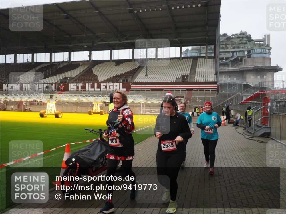 07.12.2025 - St. Pauli X-Mass-Run No. 15 Fabian Wolf http://msf.ph/oto/9419773 07.12.2025 11:34:22 Ziel 820, 825, 864, 869, 871, 1001, 1710, 1908, 2277, 2280, 2635, 2809, 3387 meine-sportfotos.de
